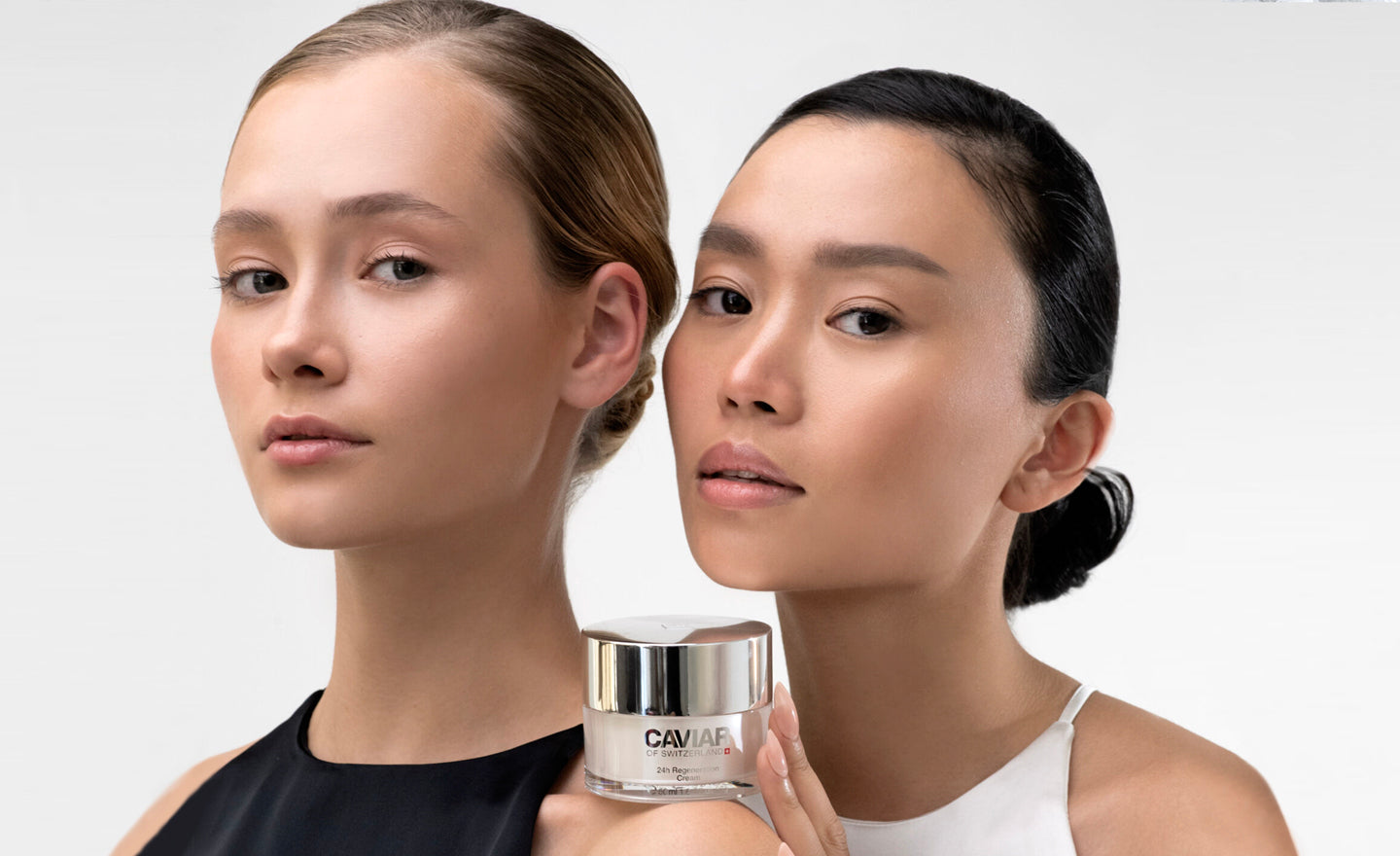 Zwei Frauen mit makelloser Haut präsentieren die Caviar of Switzerland 24h Regeneration Cream – hochwertige Hautpflege mit luxuriösem Design