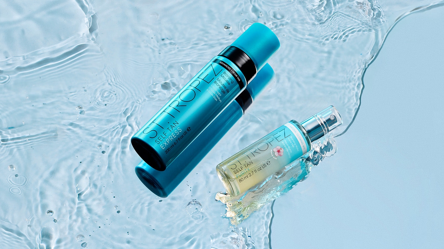 St.Tropez Self Tan Express Mousse und Self Tan Purity Face Mist im Wasser – leuchtend blaue Verpackung vermittelt Frische und Feuchtigkeitspflege
