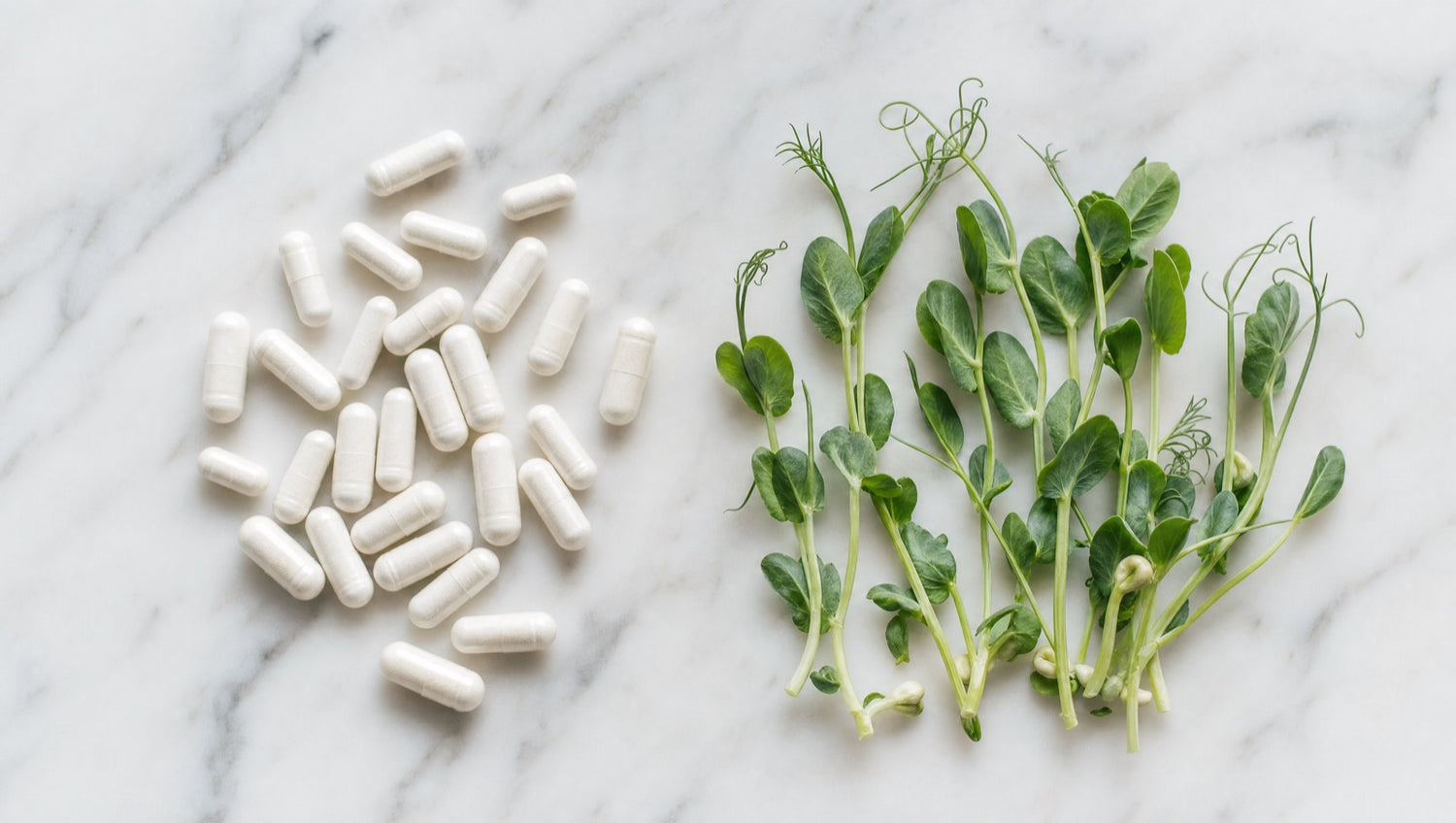 Biotin-Kapseln und Erbsensprossen nebeneinander – Biotin vs. AnaGain